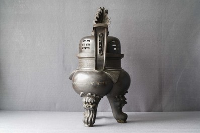 Un grand br&ucirc;le-parfum couvert en bronze sur socle en bois sculpt&eacute;, Chine, Ming