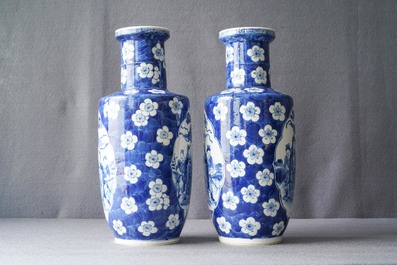 Une paire de vases de forme rouleau en porcelaine de Chine en bleu et blanc, marque de Kangxi, 19&egrave;me