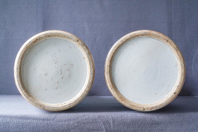 Une paire de vases en porcelaine de Chine famille rose, 19&egrave;me