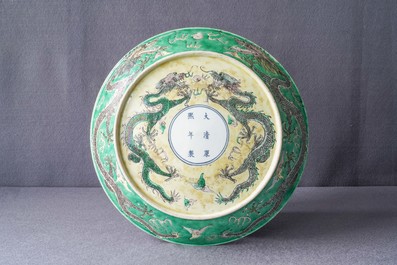 Een Chinese verte biscuit schotel met een draak, Kangxi merk, 19e eeuw