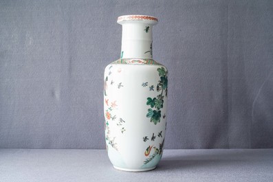Een grote Chinese famille verte jardini&egrave;re en een rouleau vaas, 19e eeuw