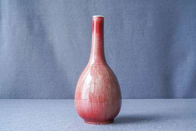 Un vase de forme bouteille en porcelaine de Chine rouge monochrome dans sa bo&icirc;te de pr&eacute;sentation, R&eacute;publique
