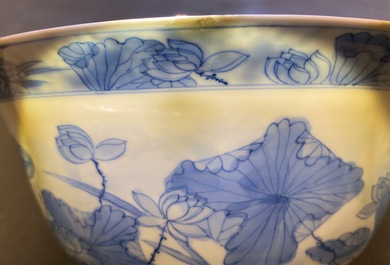 Un bol en porcelaine de Chine en bleu et blanc d&eacute;cor de h&eacute;rons, marque Fu, Kangxi