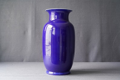 Un vase en porcelaine de Chine bleu monochrome, 19&egrave;me