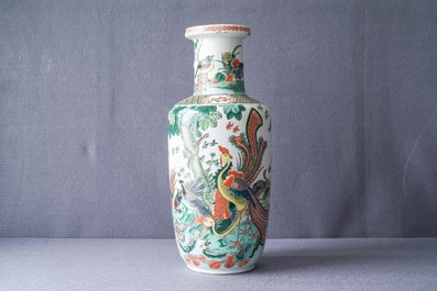 Een grote Chinese famille verte jardini&egrave;re en een rouleau vaas, 19e eeuw