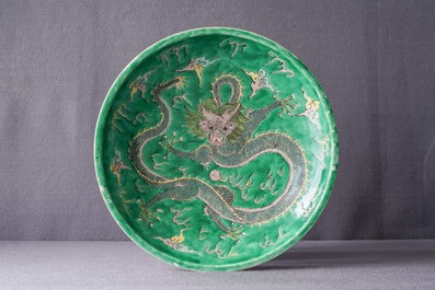 Een Chinese verte biscuit schotel met een draak, Kangxi merk, 19e eeuw