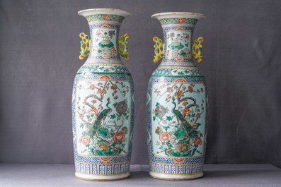 Une paire de vases en porcelaine de Chine famille rose, 19&egrave;me
