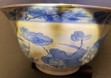 Un bol en porcelaine de Chine en bleu et blanc d&eacute;cor de h&eacute;rons, marque Fu, Kangxi