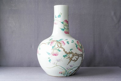 Een Chinese famille rose 'perziken' vaas, Qianlong merk, 19e eeuw