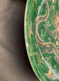 Een Chinese verte biscuit schotel met een draak, Kangxi merk, 19e eeuw