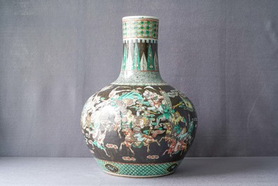 Een Chinese famille verte vaas met zwarte fondkleur, 19e eeuw
