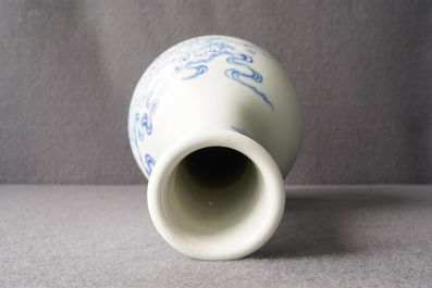 Un vase de forme bouteille en porcelaine de Chine en bleu et blanc, 19/20&egrave;me