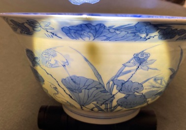 Un bol en porcelaine de Chine en bleu et blanc d&eacute;cor de h&eacute;rons, marque Fu, Kangxi