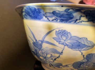 Un bol en porcelaine de Chine en bleu et blanc d&eacute;cor de h&eacute;rons, marque Fu, Kangxi