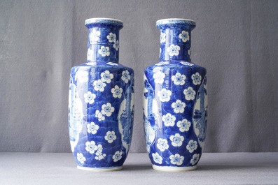 Une paire de vases de forme rouleau en porcelaine de Chine en bleu et blanc, marque de Kangxi, 19&egrave;me