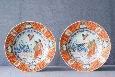 Une paire d'assiettes en porcelaine de Chine de style Imari &agrave; d&eacute;cor 'Dames au Parasol', Qianlong