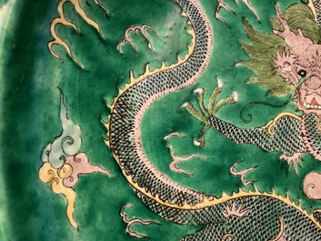 Een Chinese verte biscuit schotel met een draak, Kangxi merk, 19e eeuw