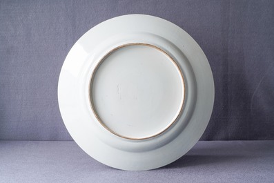 Un grand plat armori&eacute; 'Pays-Bas' en porcelaine de Chine rose-Imari, Kangxi/Yongzheng