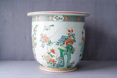Een grote Chinese famille verte jardini&egrave;re en een rouleau vaas, 19e eeuw
