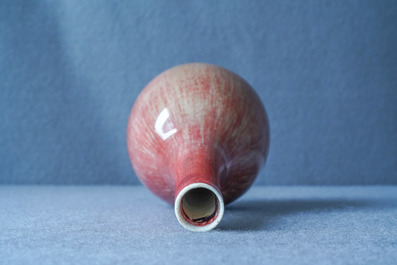 Un vase de forme bouteille en porcelaine de Chine rouge monochrome dans sa bo&icirc;te de pr&eacute;sentation, R&eacute;publique