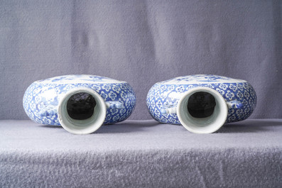 Een paar blauw-witte Chinese 'moonflask' vazen en een dekselpot, 19e eeuw