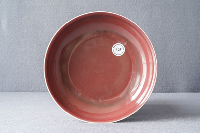 Een Chinees monochroom rood bord, Jiaqing merk en periode
