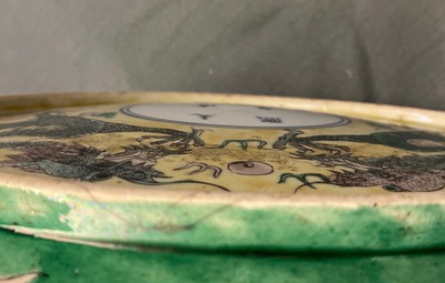 Een Chinese verte biscuit schotel met een draak, Kangxi merk, 19e eeuw