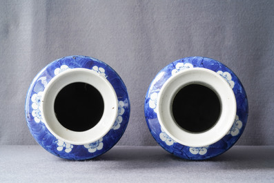 Une paire de vases de forme rouleau en porcelaine de Chine en bleu et blanc, marque de Kangxi, 19&egrave;me