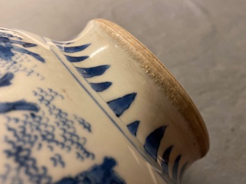 Un br&ucirc;le-parfum en porcelaine de Chine en bleu et blanc, &eacute;poque Transition