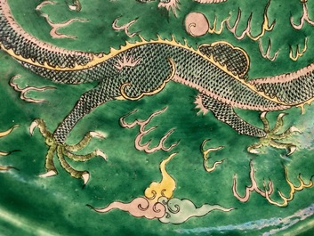 Een Chinese verte biscuit schotel met een draak, Kangxi merk, 19e eeuw