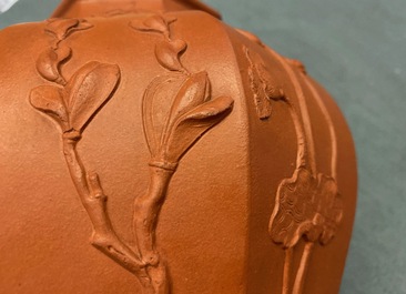 Une paire de vases de forme balustre en gr&egrave;s de Yixing &agrave; d&eacute;cor en relief, Chine, Kangxi