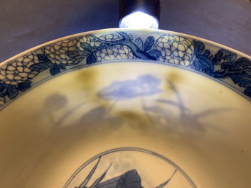 Un bol en porcelaine de Chine en bleu et blanc d&eacute;cor de h&eacute;rons, marque Fu, Kangxi