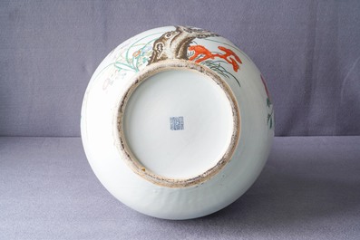 Een Chinese famille rose 'perziken' vaas, Qianlong merk, 19e eeuw