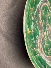 Een Chinese verte biscuit schotel met een draak, Kangxi merk, 19e eeuw