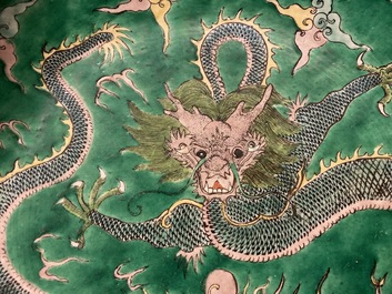 Een Chinese verte biscuit schotel met een draak, Kangxi merk, 19e eeuw