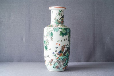Een grote Chinese famille verte jardini&egrave;re en een rouleau vaas, 19e eeuw