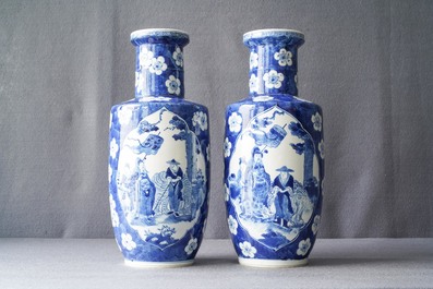Une paire de vases de forme rouleau en porcelaine de Chine en bleu et blanc, marque de Kangxi, 19&egrave;me