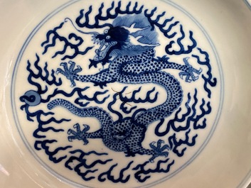 Een Chinees blauw-wit 'draken' bord, Guangxu merk en periode