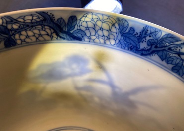 Un bol en porcelaine de Chine en bleu et blanc d&eacute;cor de h&eacute;rons, marque Fu, Kangxi