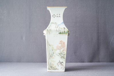 Een vierkante Chinese qianjiang cai vaas met figuren, 19/20e eeuw