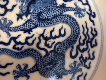 Een Chinees blauw-wit 'draken' bord, Guangxu merk en periode