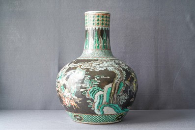 Een Chinese famille verte vaas met zwarte fondkleur, 19e eeuw