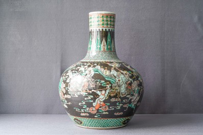 Een Chinese famille verte vaas met zwarte fondkleur, 19e eeuw