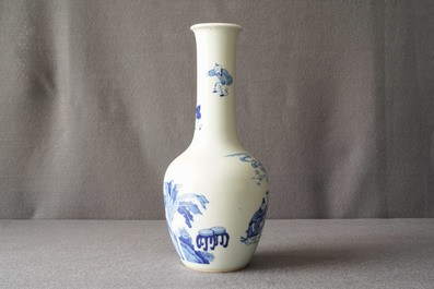 Un vase de forme bouteille en porcelaine de Chine en bleu et blanc, 19/20&egrave;me