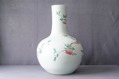 Een Chinese famille rose 'perziken' vaas, Qianlong merk, 19e eeuw