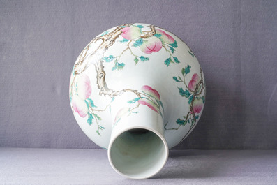 Een Chinese famille rose 'perziken' vaas, Qianlong merk, 19e eeuw