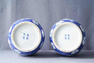 Une paire de vases de forme rouleau en porcelaine de Chine en bleu et blanc, marque de Kangxi, 19&egrave;me