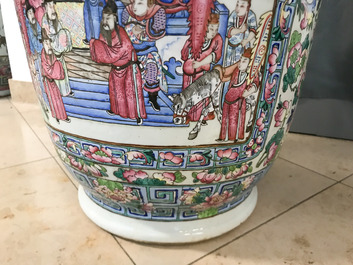 Une paire de grands vases en porcelaine de Chine famille rose, 19&egrave;me