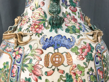 Une paire de grands vases en porcelaine de Chine famille rose, 19&egrave;me