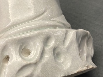 Une figure de Guanyin en porcelaine blanc de Chine, 18/19&egrave;me